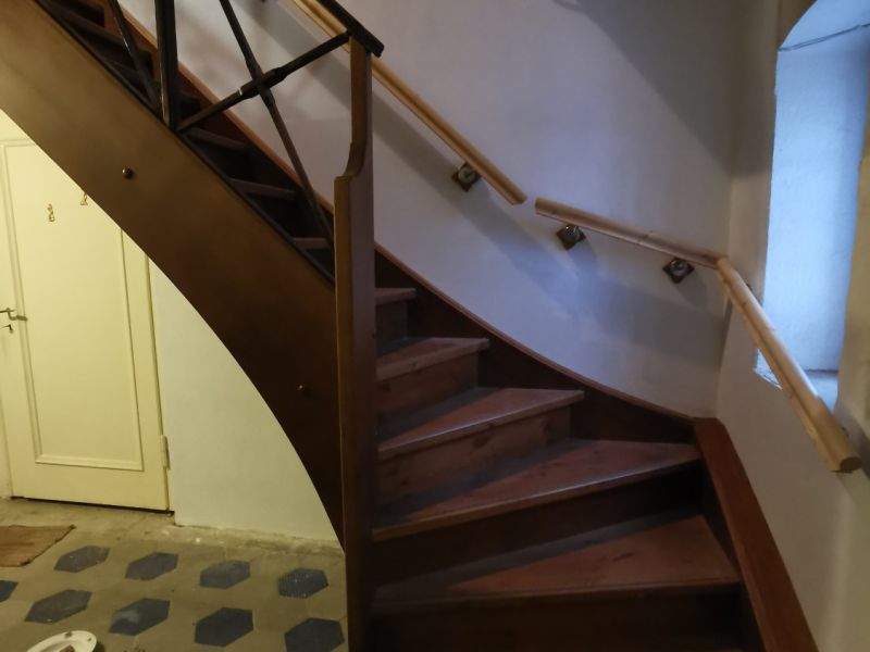 neue Treppe mit wiederverwendetem historischen Geländer neue Treppe mit wiederverwendetem historischen Geländer